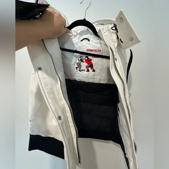 Moose knuckles vest, white and black. Brand new.